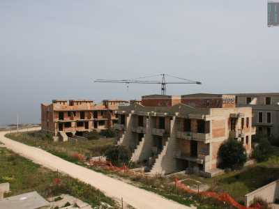 Da qui � poi � possibile �ammirare� il quartiere nel suo insieme, sul quale si staglia statica una gru inoperosa da anni